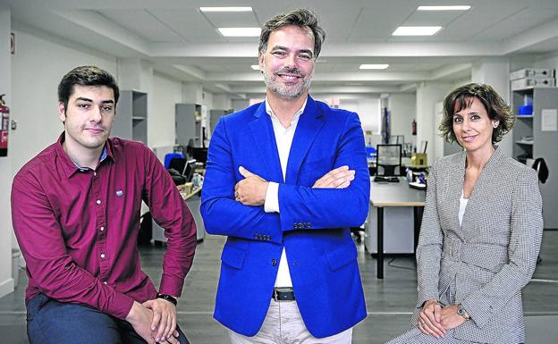Carlos Cortijo, fundador de Genetracer, en el centro, junto a Borja León y Ana Palencia. / YVONNE ITURGAIZ