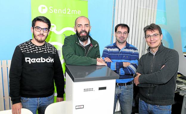 Los socios Toño Fraga (segundo por la izquierda) y Javier Nogueira (cuarto), junto a Iago Fernández y Francisco Domínguez. / IAGO LÓPEZ