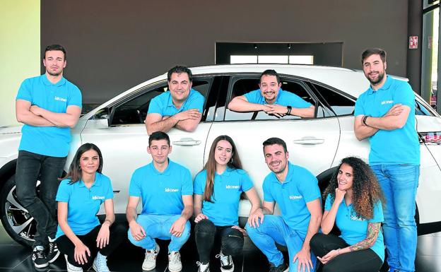 Eduardo Clavijo y David Eguizábal, dentro del vehículo, junto al equipo de la plataforma de compraventa de vehículos Idoneo.