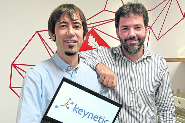 Jon Matias y Jokin Garay en Zitek, la incubadora de empresas de la UPV. / LUIS ÁNGEL GÓMEZ