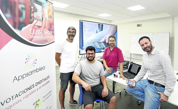 Jorge Uriarte, colaborador de la 'startup', junto a tres de sus fundadores, Raúl Bejarano, Gorka García y Guillermo López. / MIREIA LÓPEZ