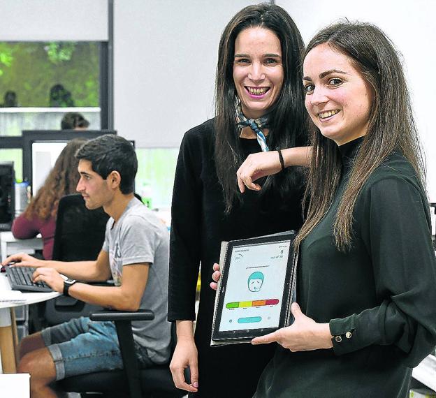 Las socias fundadoras de Naru, Maider Alberich y Eider Sánchez. / FÉLIX MORQUECHO