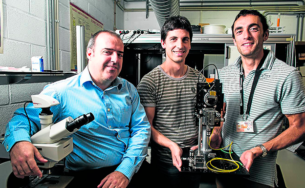 Gaizka Durana e Igor Ayesta, profesores del grupo de fotónica de la Escuela de Ingeniería de la UPV, junto a Iker García. / PANKRA NIETO