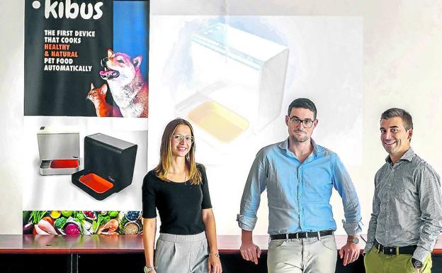 Marta Arisa, Albert Icart y Albert Homs, fundadores de la 'startup' Kibus Petcare. / VICENS GIMÉNEZ