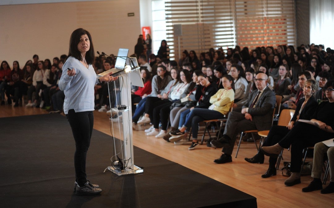 Teresa Baró: «Sacarle partido a la voz, saber utilizar bien el lenguaje no verbal y conectar con el público»